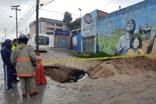 se-lo-trago-la-tierra-en-una-calle-de-soacha-cundinamarca