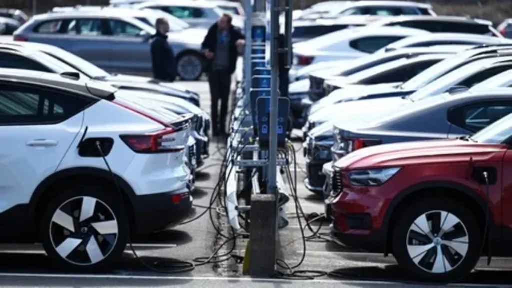 Bogotá lidera en matrícula de vehículos eléctricos, pero la red de electrolineras es críticamente insuficiente
