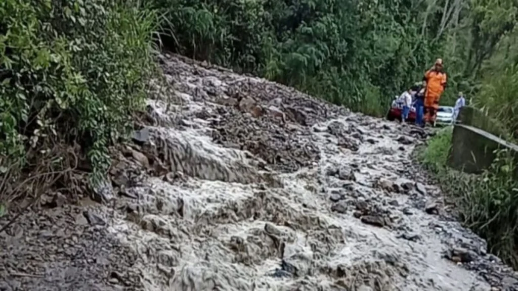 Derrumbes e inundaciones bloquean corredores viales críticos en cinco municipios de Cundinamarca