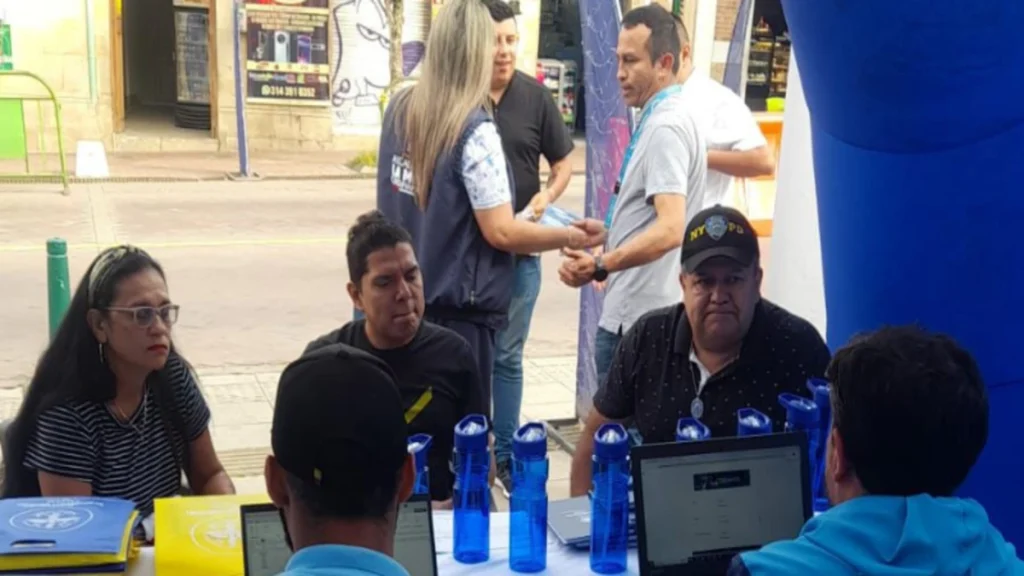 Revolución digital en La Mesa: Habitantes se forman con gigantes tecnológicos a través de SENATIC